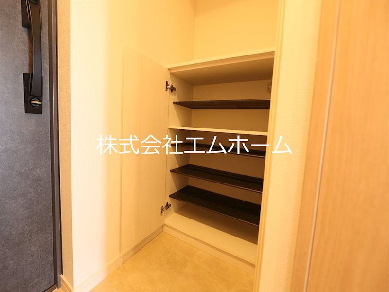 玄関　玄関　シューズボックス付（収納充実してます）
