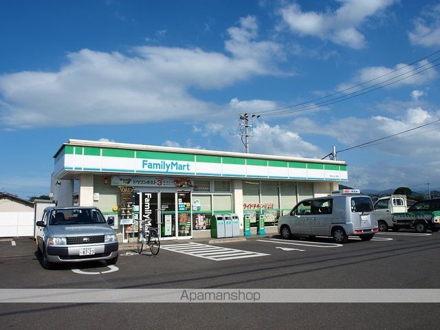 コンビニ　ファミリーマート（コンビニ）まで893m