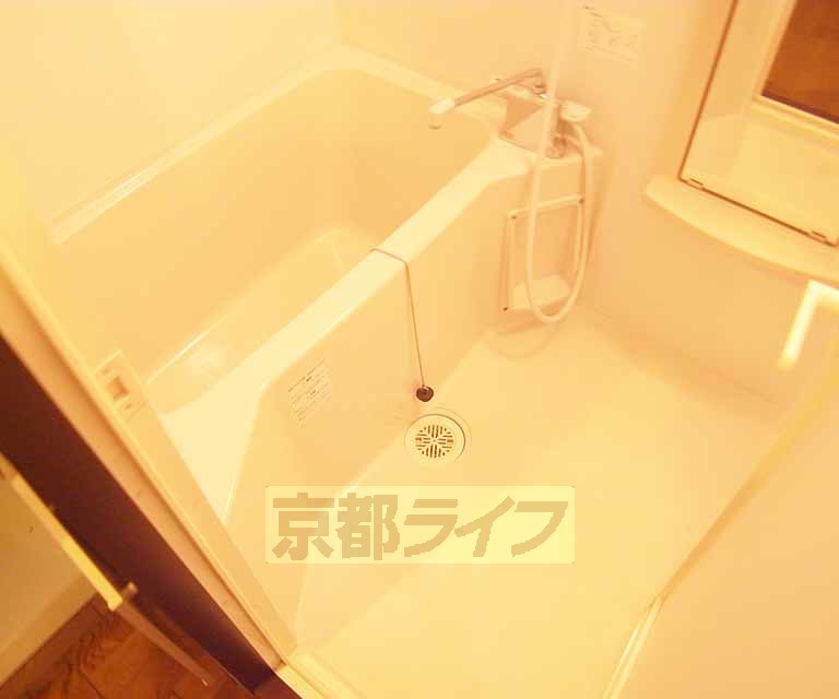 バス・シャワールーム　洗面鏡のあるお風呂です。