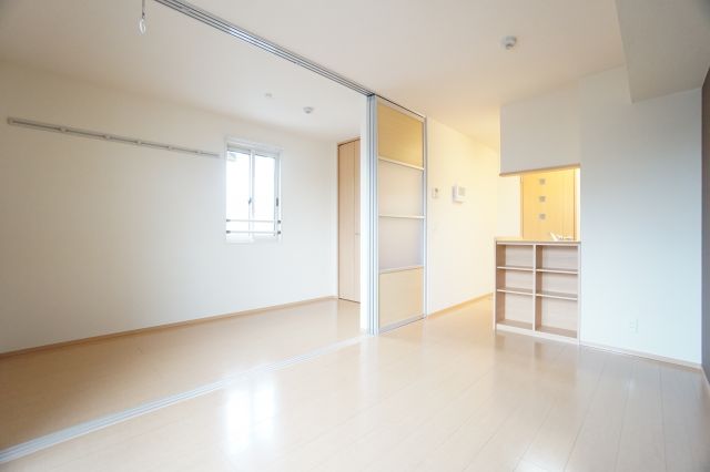 居室・リビング　※同物件・反転タイプの写真です。(※写真は角部屋です。)