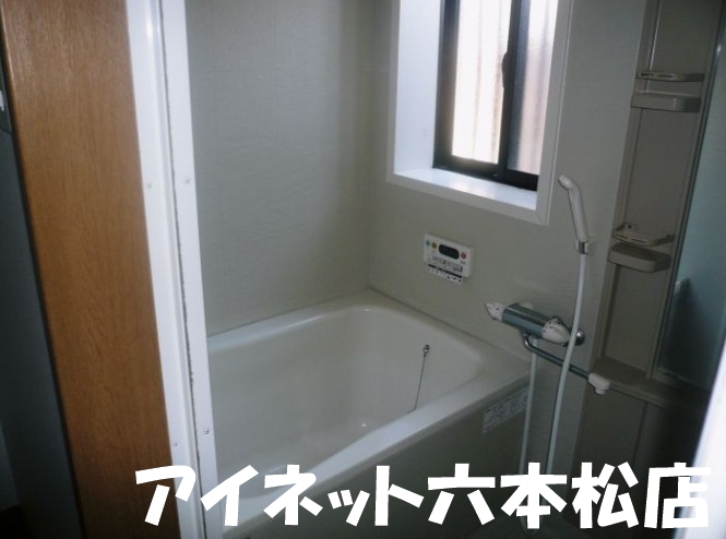 バス・シャワールーム　窓付きで換気ができるバスルームです