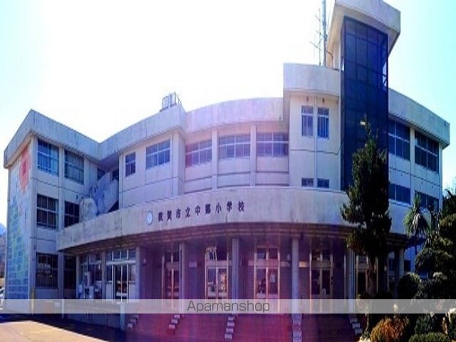 小学校　敦賀市立中郷小学校（小学校）まで750m