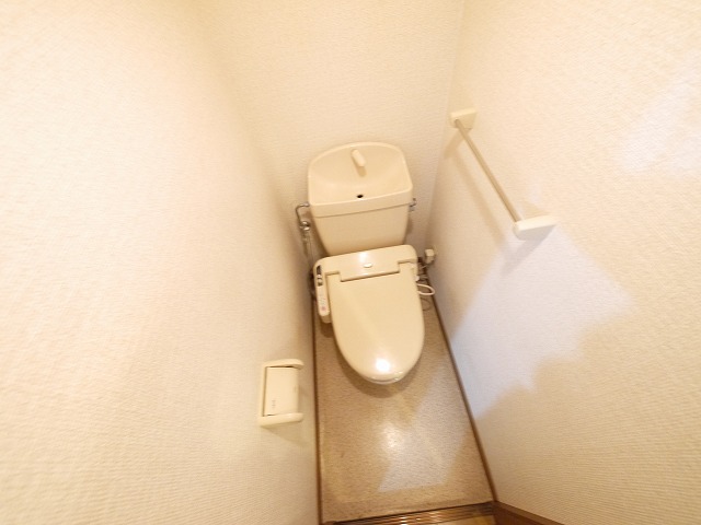 トイレ　落ち着いた色調のトイレです