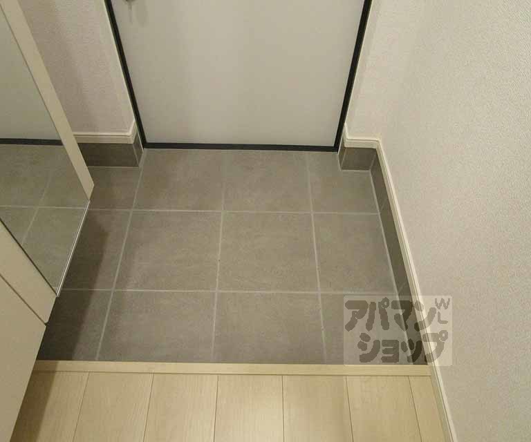 玄関　１０２号室の写真です。