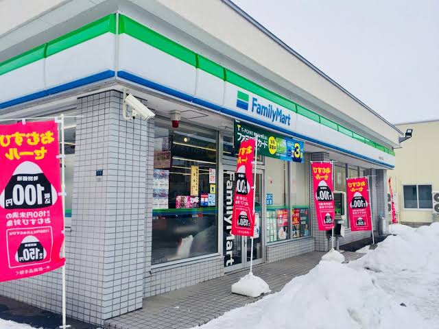 コンビニ　ファミリーマート札幌発寒7条店（コンビニ）まで136m