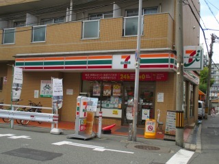 コンビニ　セブンイレブン大阪中津３丁目店（コンビニ）まで310m
