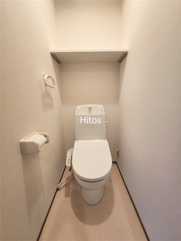 トイレ　温水洗浄便座付きのトイレです。