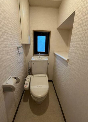 トイレ　落ち着いた色調のトイレです