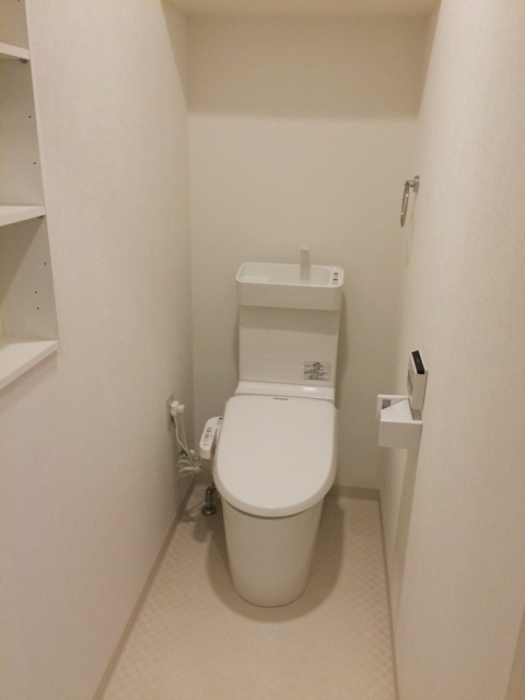 東急東横線 自由が丘駅 徒歩8分 2階建 築15年のトイレ写真
