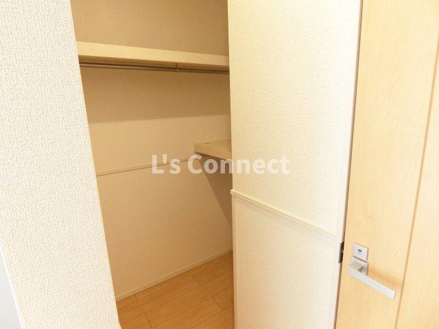 収納　ウォークスルークローゼットでお荷物もすっきり収納。