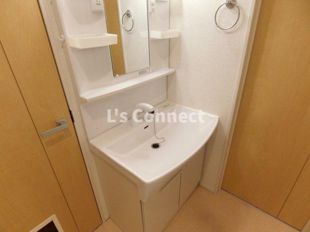 洗面設備　朝の支度もスムーズな独立洗面台。