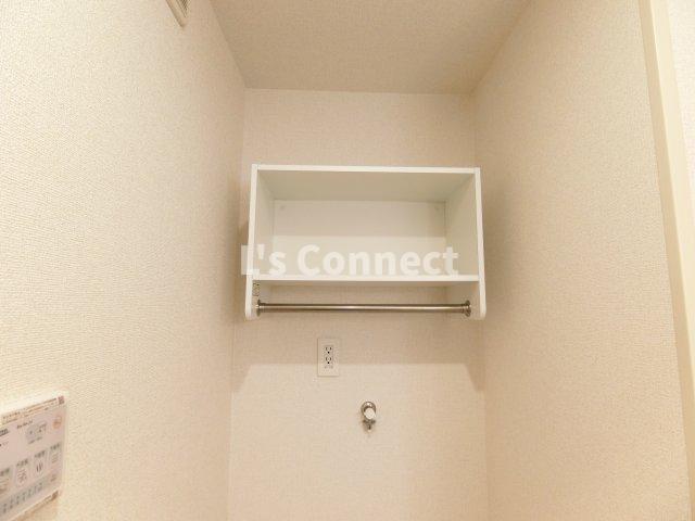 その他設備　洗濯機置き場の上には棚があります。