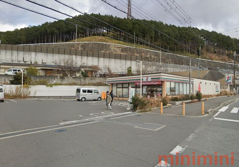 コンビニ　セブンイレブン茨木桑原店（コンビニ）まで1103m