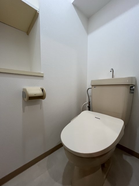 京急本線 神奈川新町駅 徒歩4分 11階建 築33年のトイレ写真