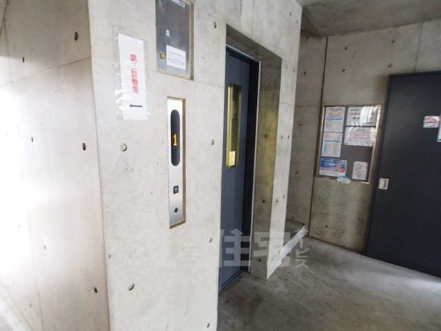 阪急京都線 西院駅 バス乗車時間：5分 最寄りバス停で下車 徒歩3分 5階建 築20年の外観写真