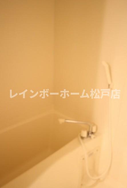 バス・シャワールーム　落ち着いた空間のお風呂です