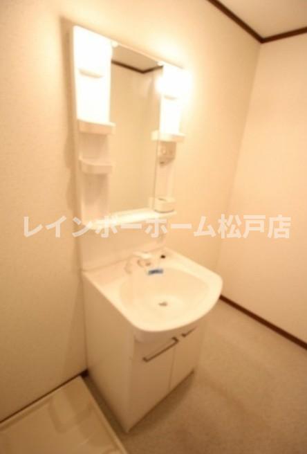 洗面設備　明るい洗面所です