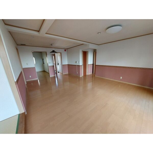 東北新幹線 宇都宮駅 徒歩7分 3階建 築43年の居間写真