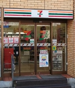 コンビニ　セブンイレブン（コンビニ）まで50m