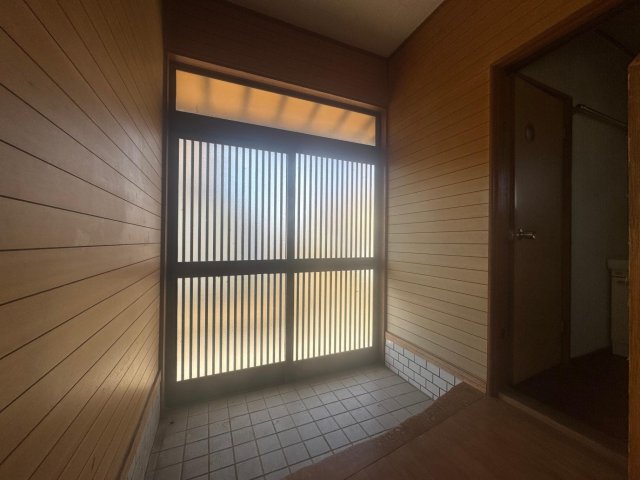 玄関　ベビーカーも置ける広さです