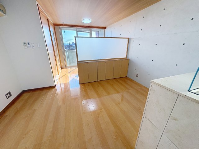 居室・リビング　掲載写真は空室の別部屋を掲載しております。実際のお部屋と仕様