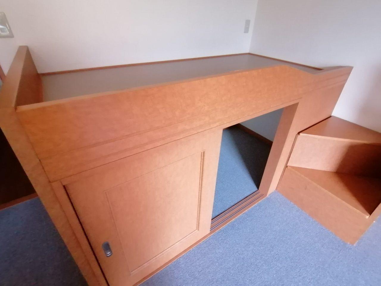 セキュリティ　ベッド付きです。ベッド下部は収納スペースとなっております。