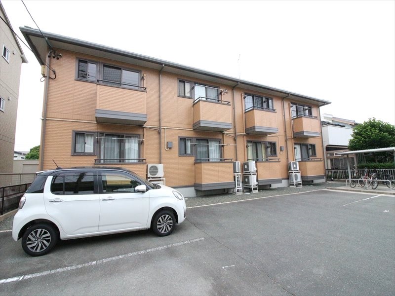 【豊川市八幡町のアパートの建物外観】