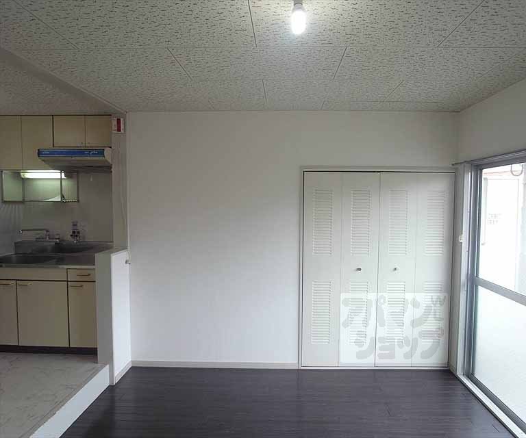 居室・リビング　洋室７．１帖キッチンとの扉はないですが、高さを変えて仕...