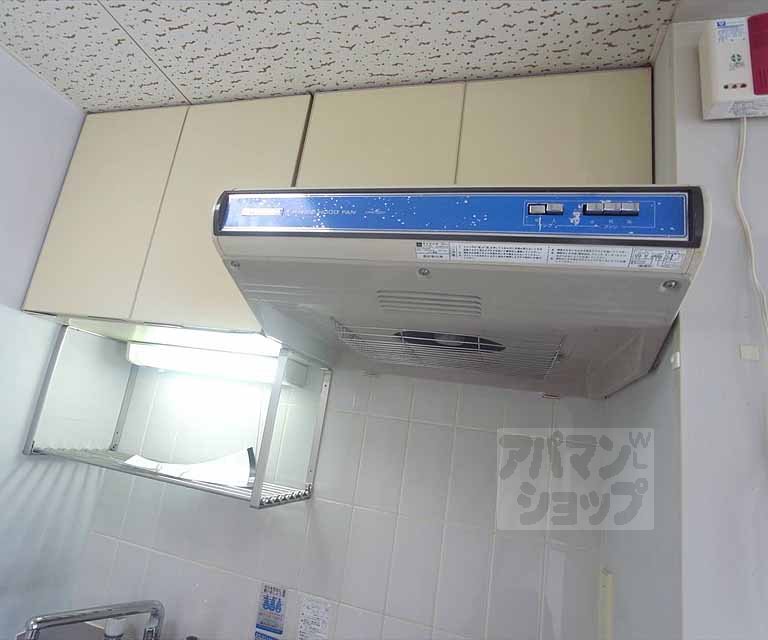 キッチン　キッチンの上部収納とレンジフード