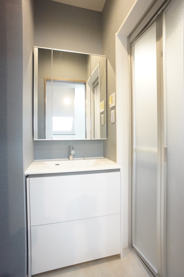 洗面設備　３面鏡シャンプードレッサー仕様！室内洗濯機置場！窓あります！