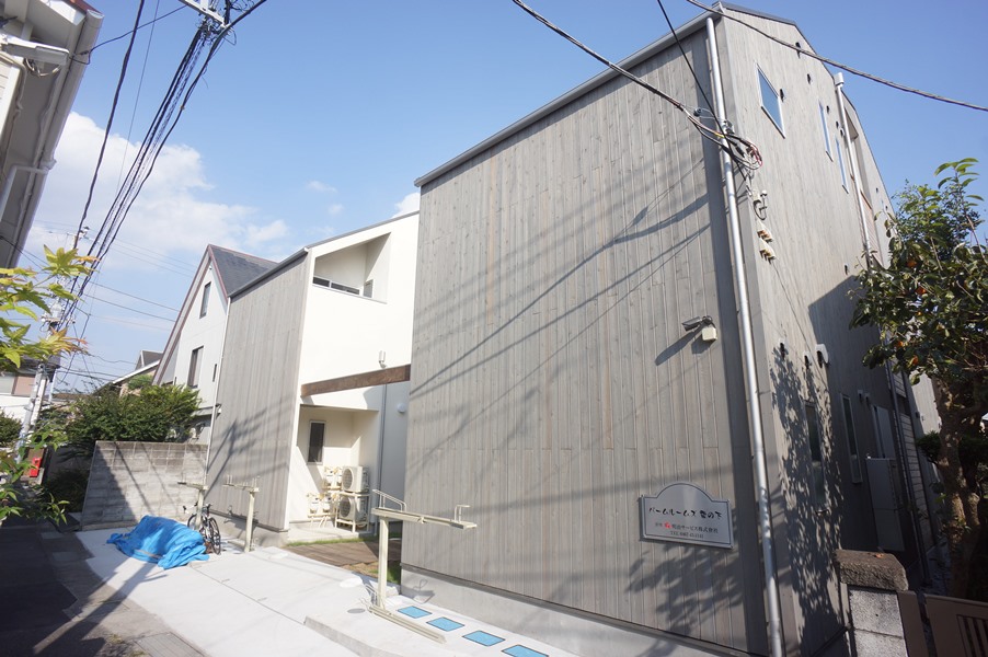 建物外観　閑静な住宅街に立地～お洒落なエントランスです！