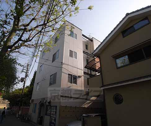 京都市伏見区東柳町のマンションの建物外観