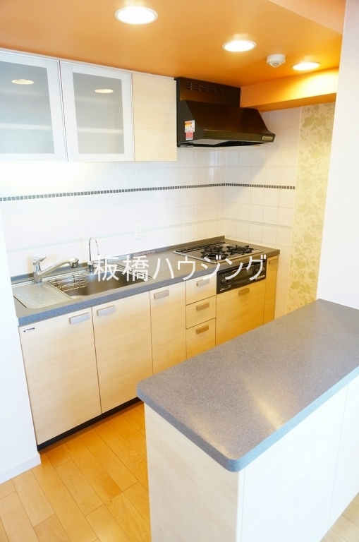 キッチン　ガス３口システムキッチン