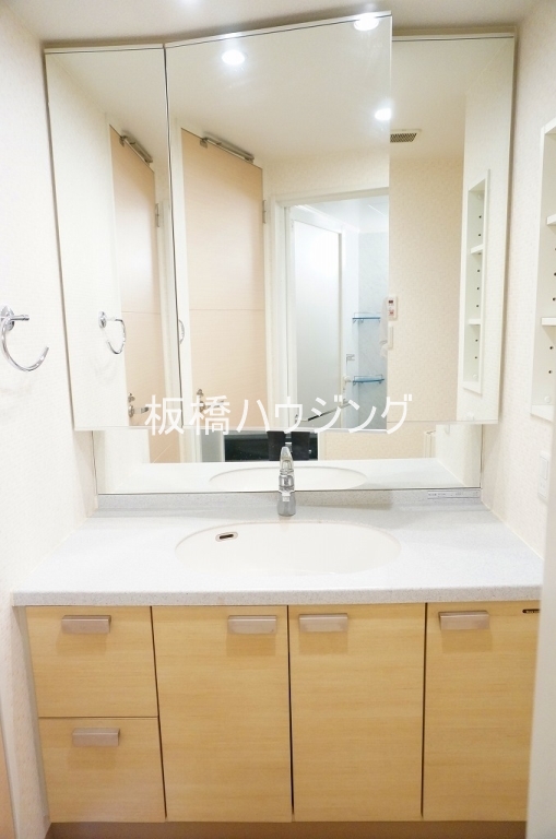 洗面設備　３面鏡付きの洗面台