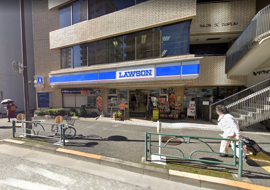 コンビニ　ローソン 北参道駅前店（コンビニ）まで240m