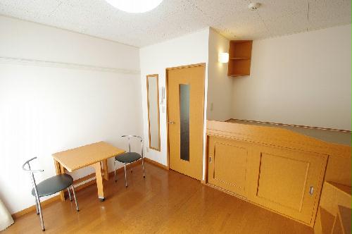 居室・リビング　1Fはフローリング　2Ｆはじゅうたん仕様となります。