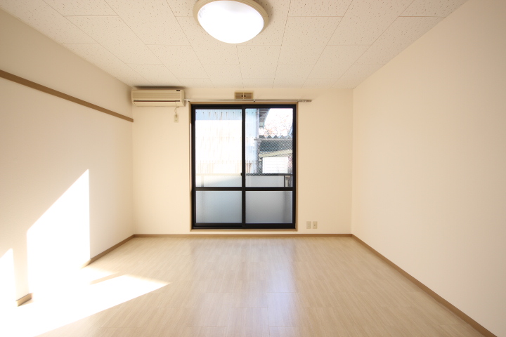 居室・リビング　南向き洋室８帖です！　陽当たり良好です。