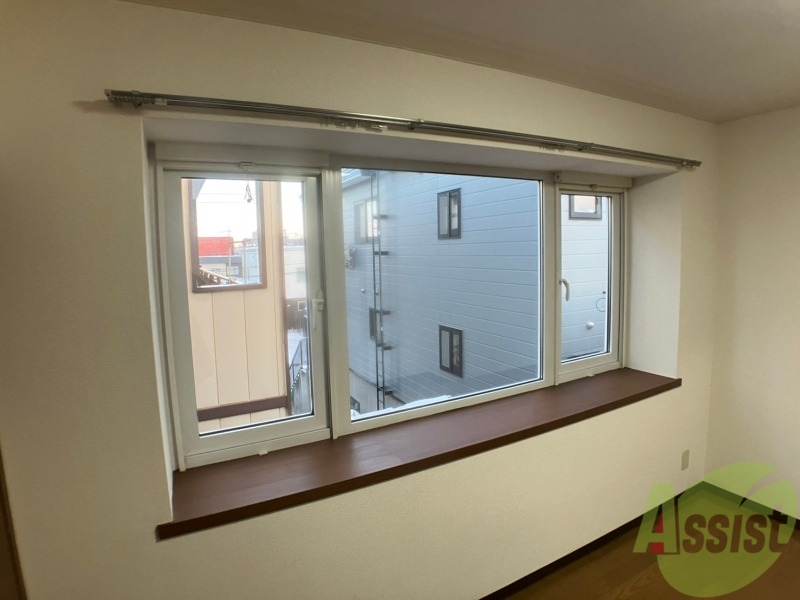 バルコニー　窓が大きいので風の通りが良さそうですね！！