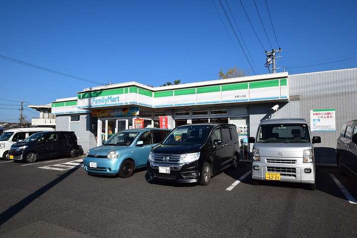 コンビニ　ファミリーマート（コンビニ）まで940m