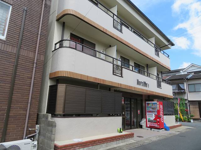 建物外観　バス停から徒歩２分と交通便利です