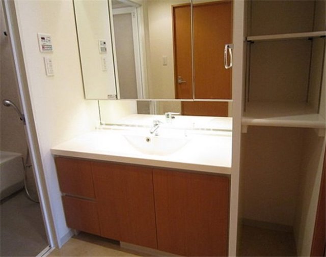 洗面設備　毎日の身だしなみチェックに必須ですね