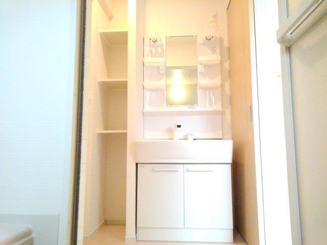 洗面設備　明るい洗面所です