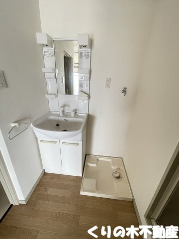 洗面設備　明るい洗面所です