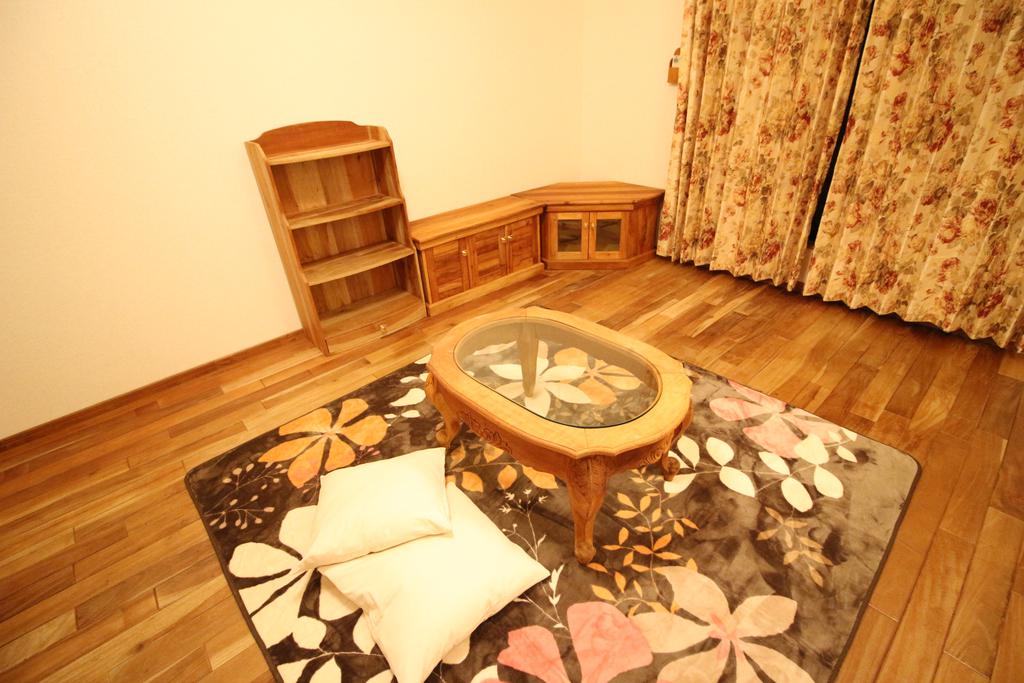 その他設備　無料レンタル家具４点セット（テーブル・TV台・本棚など）