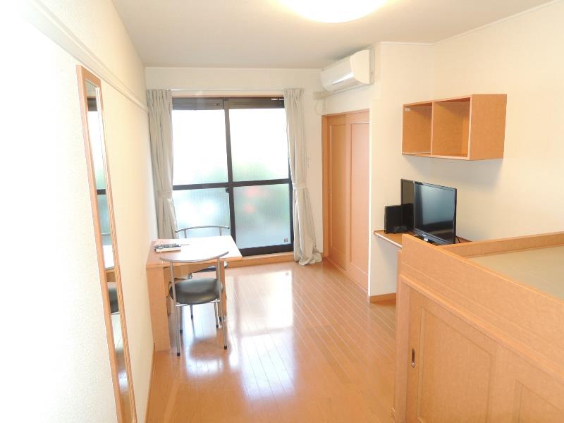 居室・リビング　１Fはフローリング仕様・２Ｆはカーペット仕様になります。