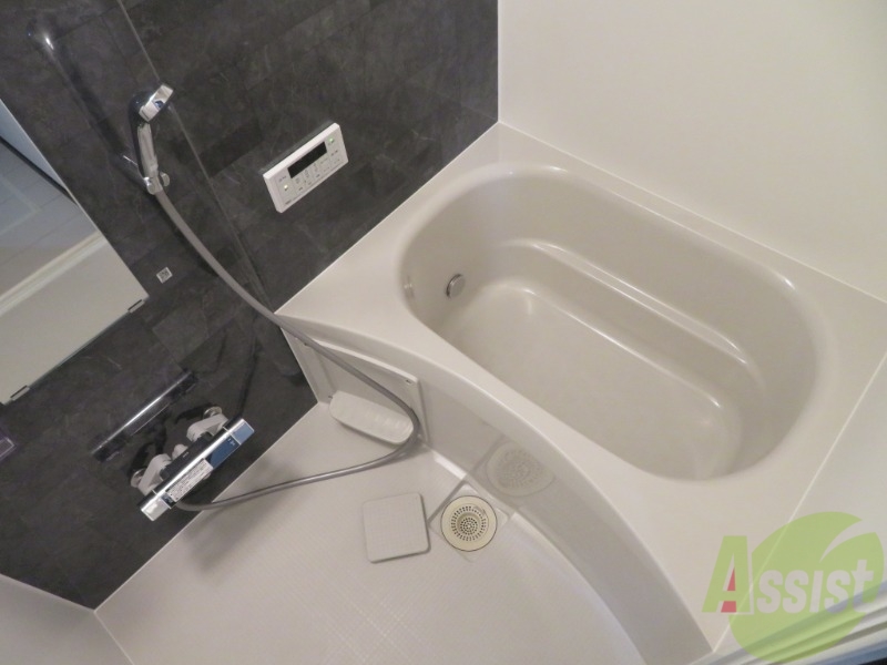 バス・シャワールーム　こちらはお風呂。一日の疲れをここで癒してください。