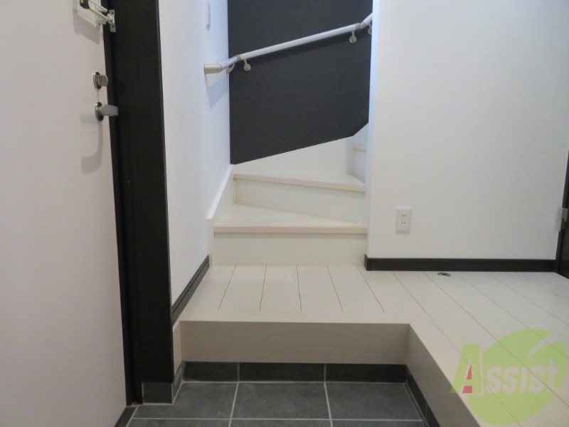 玄関　外から玄関を撮影してみました。広いリビングに繋がっています。