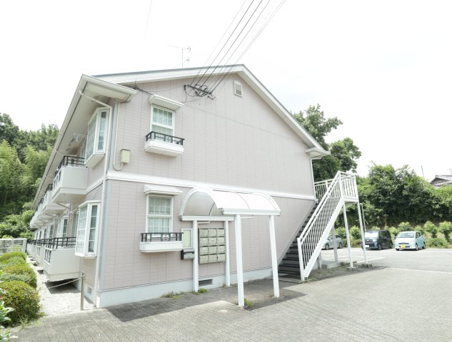 奈良市学園赤松町のアパートの建物外観