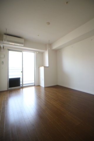 居室・リビング　間取りは広々、四角いお部屋が多いことが特徴です。各室には収納