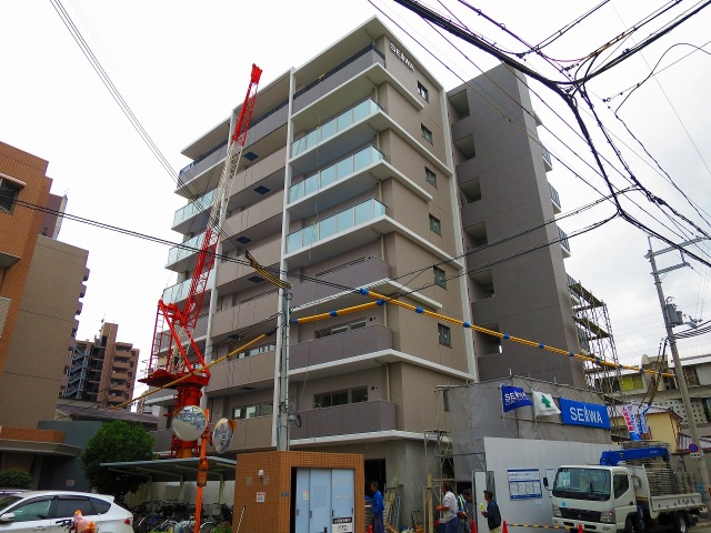 東大阪市荒本新町のマンションの建物外観